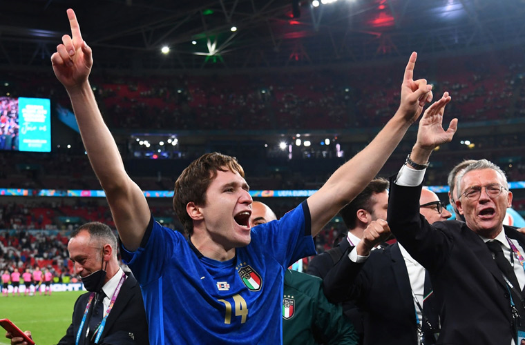 احتفال لاعبي إيطاليا بالفوز على إنجلترا