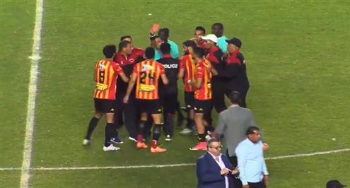 مشادات بين لاعبي الترجي وحكم مباراة الأفريقي في الدوري التونسي