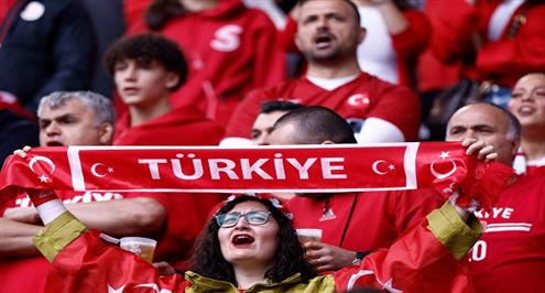 لقطات للجماهير في مباراة تركيا وجورجيا