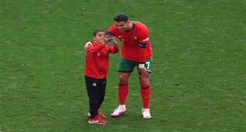 التقاط سيلفي مع رونالدو.. طفل يقتحم ملعب مباراة البرتغال وتركيا