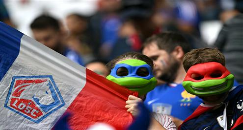 أجواء الجماهير في مباراة فرنسا وبلجيكا