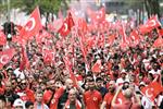 جماهير تركيا تشعل برلين بإشارة الذئاب والشرطة الألمانية تتدخل