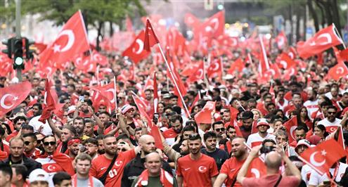 جماهير تركيا تشعل برلين بإشارة الذئاب والشرطة الألمانية تتدخل