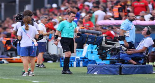 تبديل اضطراري لحكم مباراة المغرب وإسبانيا بسبب الإصابة 