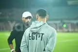 محمد صلاح يساند لاعبي منتخب مصر من الملعب أمام غينيا بيساو