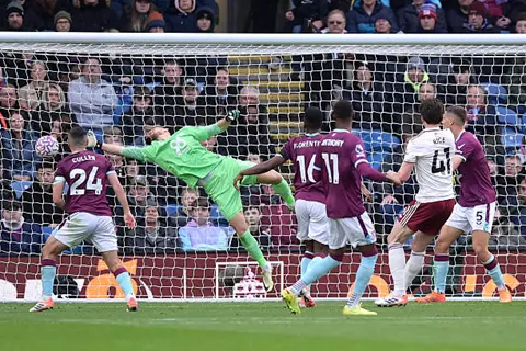 لقطات من مباراة بيرنلي وأرسنال (صور)