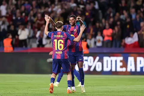 لقطات من مباراة برشلونة وإلتشي (صور)