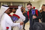 بالورود.. استقبال لاعبي الأهلي في الإمارات (صور)