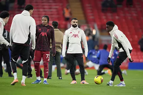 للمرة الثانية على التوالي صلاح على مقاعد البدلاء (صور)