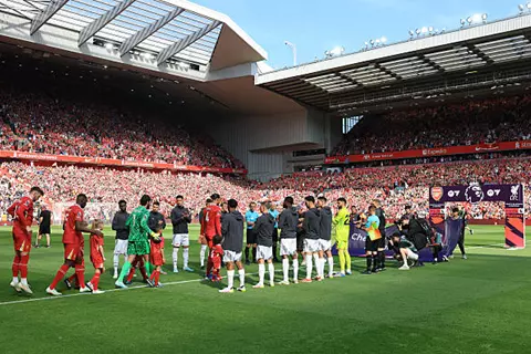 ممر شرفي من أرسنال لفريق ليفربول بعد التتويج بالدوري الإنجليزي