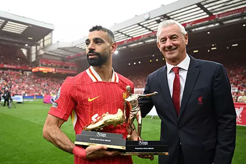 محمد صلاح يتوج بجائزتي هداف الدوري الإنجليزي وأفضل صانع ألعاب