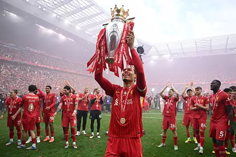 تتويج فريق ليفربول ببطولة الدوري الإنجليزي الممتاز