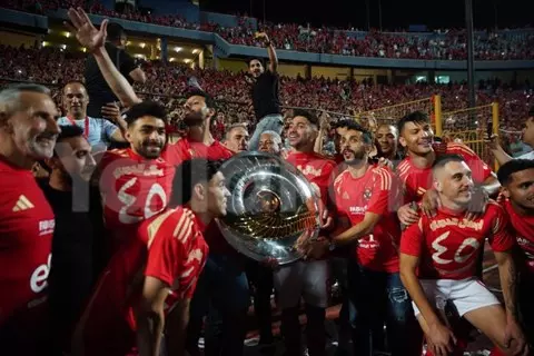 بكاء معلول وأكرم ضمن احتفالات الأهلي بالتتويج بالدوري ( صور )