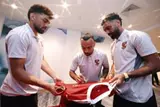 فيفا يحصل على توقيع لاعبي الأهلي توثيقاً للرحلة المونديالية (صور)