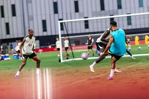 صلاح يستعرض عضلاته ولقاء مع الأساطير.. ليفربول يواصل تدريباته في هونج كونج (صور)