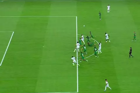 لقطات من ظهور أحمد حجازي مع نيوم أمام أهلي جدة (صور)