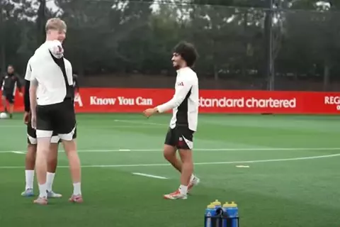 مدرب صفق لموهبته.. موهبة مصرية جديدة تظهر في تدريبات ليفربول (صور)