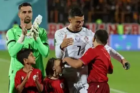 بكاء طفل بسبب رونالدو (صور)