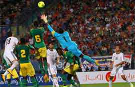 اشتباك بين لاعبي السنغال ومتعب	