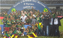 تتويج لاعبي الكاميرون ببطولة افريقيا