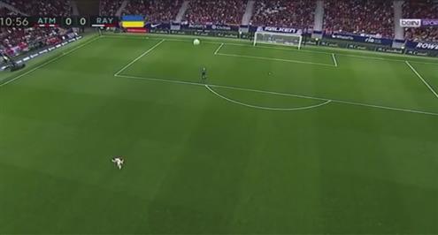 حارس أتلتيكو مدريد يضرب الكاميرا العنكبوتية في مباراة رايو فاييكانو