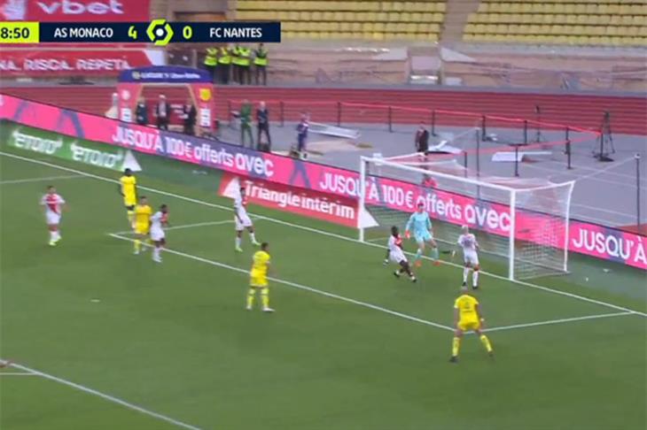 لاعب موناكو يسجل هدفا في مرماه بطريقة غريبة أمام نانت