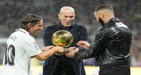 تكريم بنزيما قبل مباراة ريال مدريد واشبيلية بعد الفوز بجائزة الكرة الذهبية