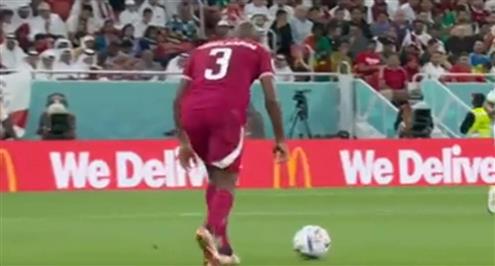 تسديدة قوية من عبد الكريم حسن لاعب قطر أمام السنغال