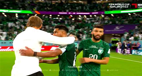 رينارد يصافح سالم الدوسري بعد نهاية مباراة السعودية وبولندا