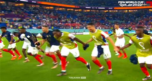 احتفال لاعبي منتخب فرنسا بعد التأهل لدور 16 من كأس العالم