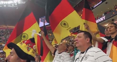 جمهور منتخب ألمانيا خلال عزف النشيد الوطني 
