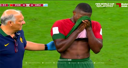 بكاء نونو مينديز لاعب البرتغال بعد إصابة أمام أوروجواي