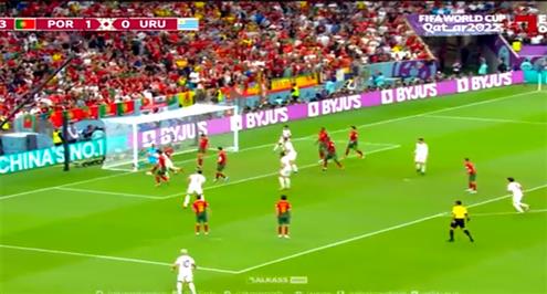 سواريز يهدر فرصة هدف أمام البرتغال