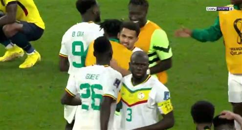 لحظة صافرة نهاية المباراة واحتفال لاعبي السنغال بالصعود لدور الـ 16