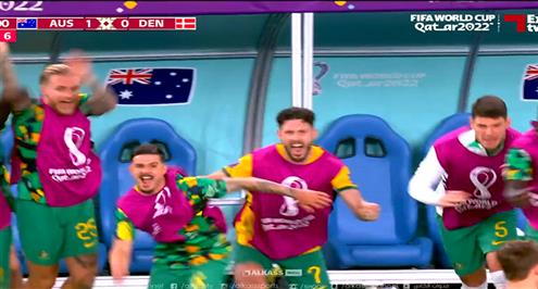 فرحة لاعبي استراليا بعد التأهل لدور الـ16 من كأس العالم 