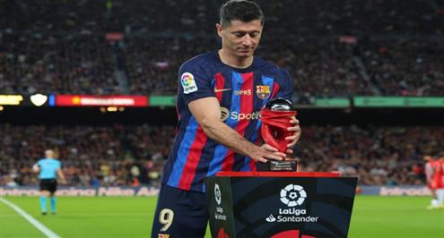 ليفاندوفسكي يتسلم جائزة أفضل لاعب في شهر اكتوبر بالدوري الإسباني
