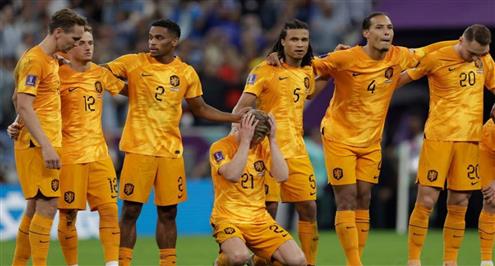 حزن لاعبي هولندا بعد الخروج من كأس العالم أمام الأرجنتين