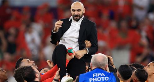 لاعبو المغرب يحملون وليد الركراكي على الأعناق بعد التأهل لنصف نهائي كأس العالم