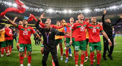 فرحة لاعبي المغرب والركراكي مع الجماهير بعد الفوز على البرتغال