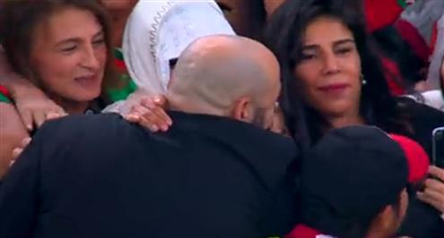 الركراكي وأشرف حكيمي يحتفلان مع عائلتهم بعد الفوز التاريخي على البرتغال
