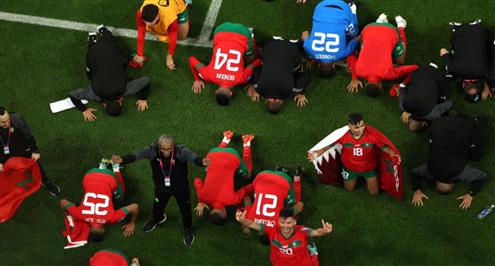سجدة لاعبي المغرب بعد الانتصار التاريخي على البرتغال