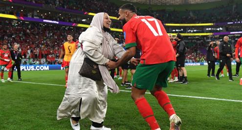 سفيان بوفال لاعب المغرب يحتفل مع والدته بالتأهل التاريخي لنصف نهائي كأس العالم