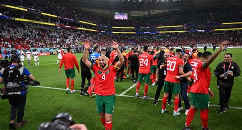 احتفالات لاعبي المغرب بالتأهل التاريخي لنصف نهائي كأس العالم داخل غرفة خلع الملابس
