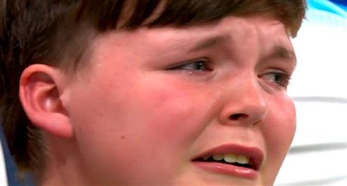 بكاء طفل بعد إهدار كين لضربة الجزاء أمام فرنسا