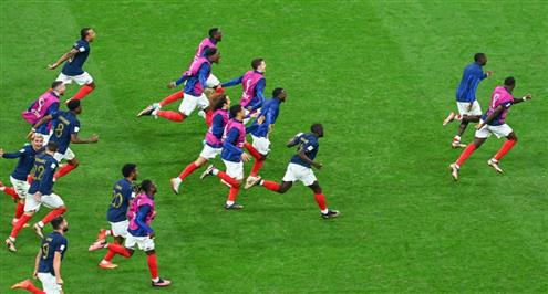 فرحة لاعبي فرنسا بالفوز على إنجلترا والتأهل لنصف نهائي كأس العالم
