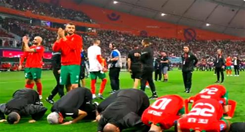 سجدة شكر من لاعبي المغرب وتحية للجماهير بعد مباراة كرواتيا
