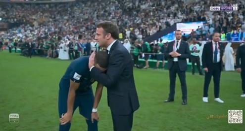 الرئيس الفرنسي إيمانويل ماكرون يواسي مبابي