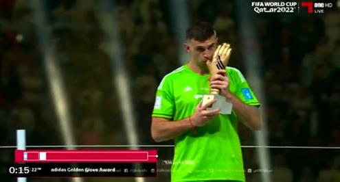 مارتينيز يتوج بجائزة القفاز الذهبي كأفضل حارس في مونديال قطر2022