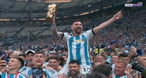 أجويرو يحمل ميسي على كتفيه وسط احتفالات التتويج بكأس العالم 