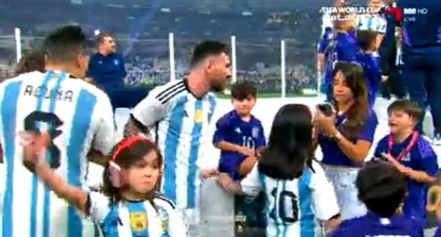 إحتفال ميسي مع أسرته في استاد لوسيل بعد تتويج الأرجنتين بكأس العالم